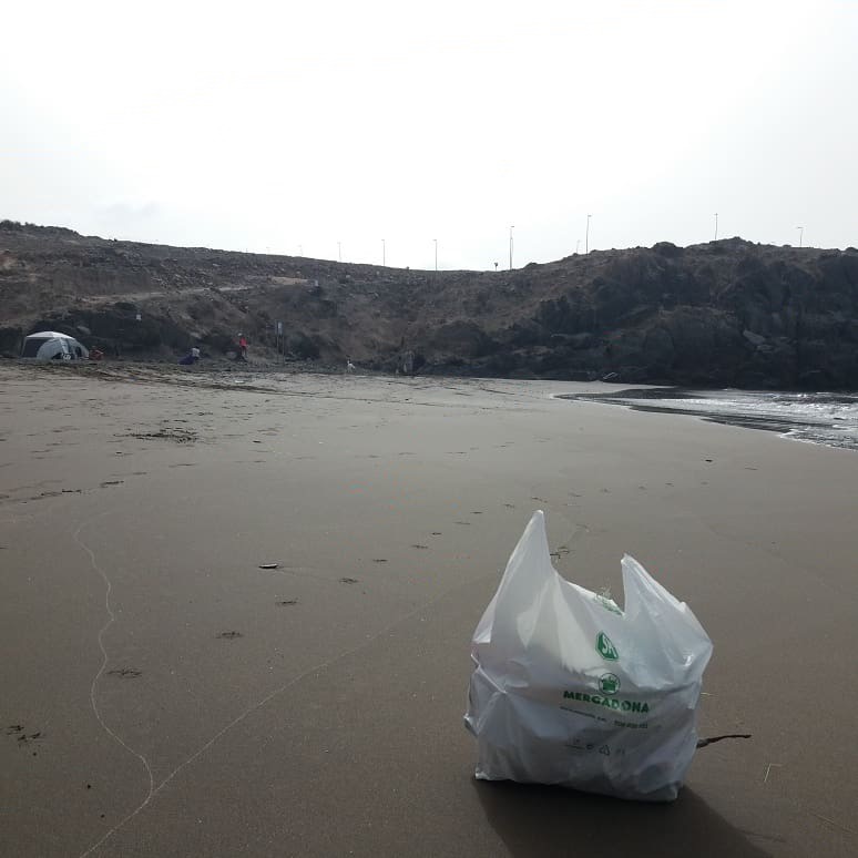 una bolsa en medio de una playa