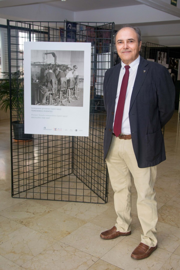 Jesús Baigorri junto a cartel de la exposición